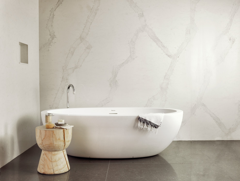 Réalisation d'une petite salle de bain principale design avec un lavabo de ferme, un plan de toilette en quartz modifié, une baignoire indépendante, une douche à l'italienne, un carrelage blanc, des dalles de pierre et un mur blanc.