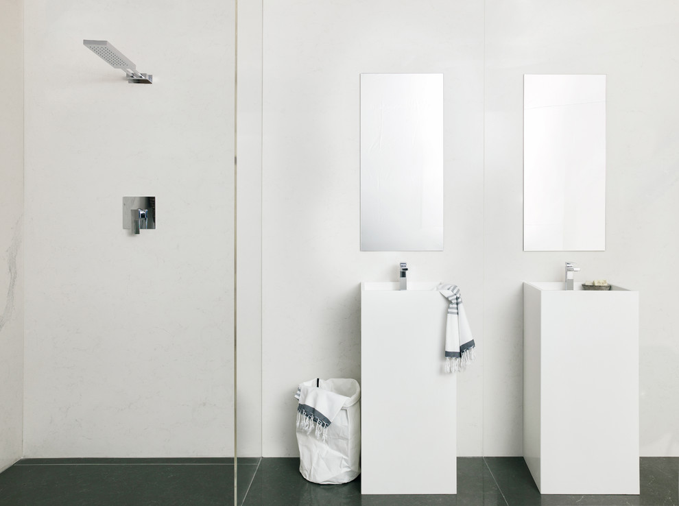 Modelo de cuarto de baño principal actual pequeño con lavabo con pedestal, encimera de cuarzo compacto, bañera exenta, ducha a ras de suelo, baldosas y/o azulejos blancos, losas de piedra y paredes blancas