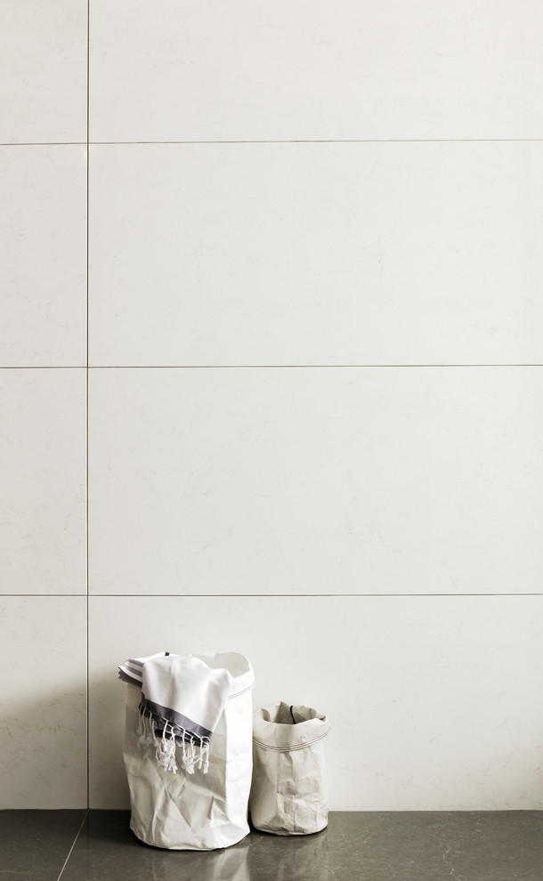 Cette image montre une petite salle de bain principale design avec un lavabo de ferme, un plan de toilette en quartz modifié, une baignoire indépendante, une douche à l'italienne, un carrelage blanc, des dalles de pierre et un mur blanc.