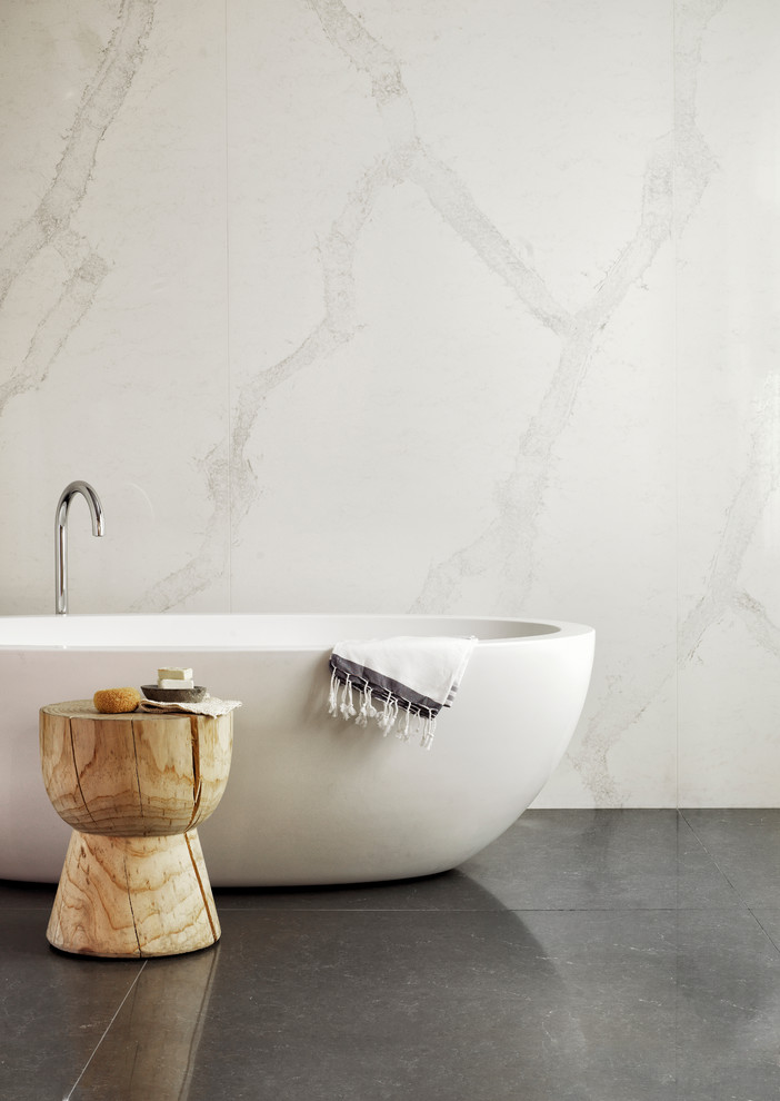 Cette photo montre une petite salle de bain principale tendance avec un lavabo de ferme, un plan de toilette en quartz modifié, une baignoire indépendante, une douche à l'italienne, un carrelage blanc, des dalles de pierre et un mur blanc.