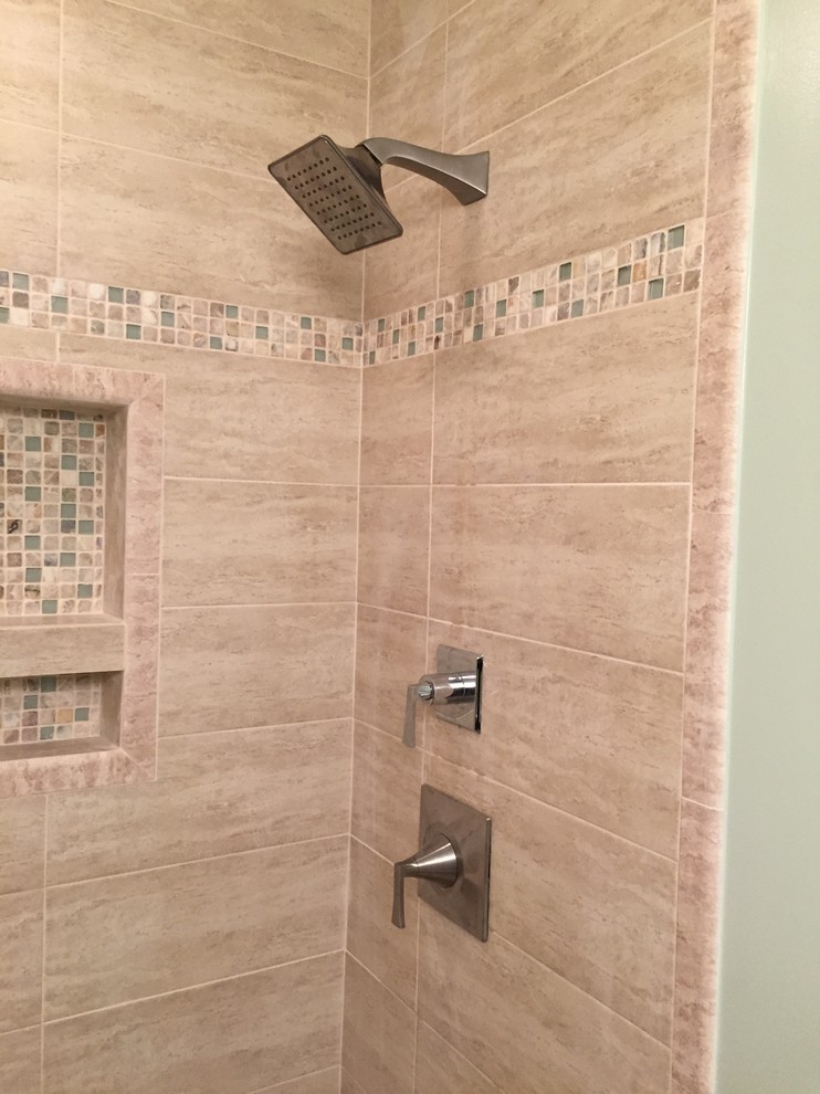 Foto di una piccola stanza da bagno contemporanea con doccia ad angolo, WC a due pezzi, piastrelle beige, piastrelle in ceramica, pareti verdi e pavimento con piastrelle in ceramica
