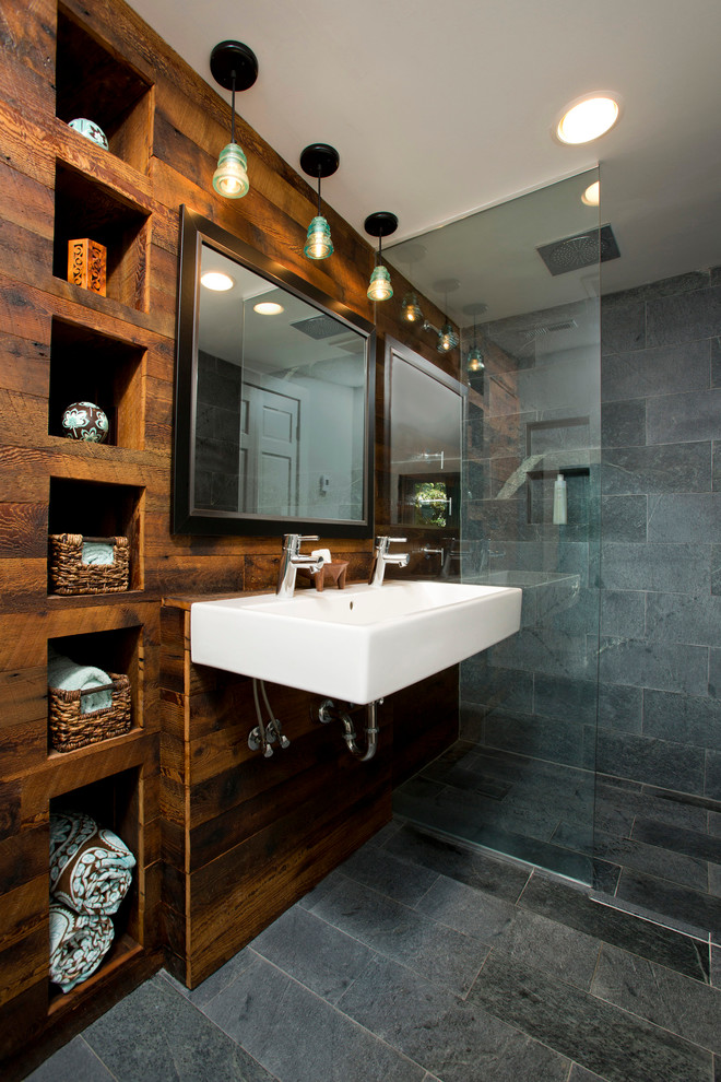 Foto på ett mellanstort funkis en-suite badrum, med ett väggmonterat handfat, en öppen dusch, en toalettstol med hel cisternkåpa, grå kakel, stenkakel och flerfärgade väggar