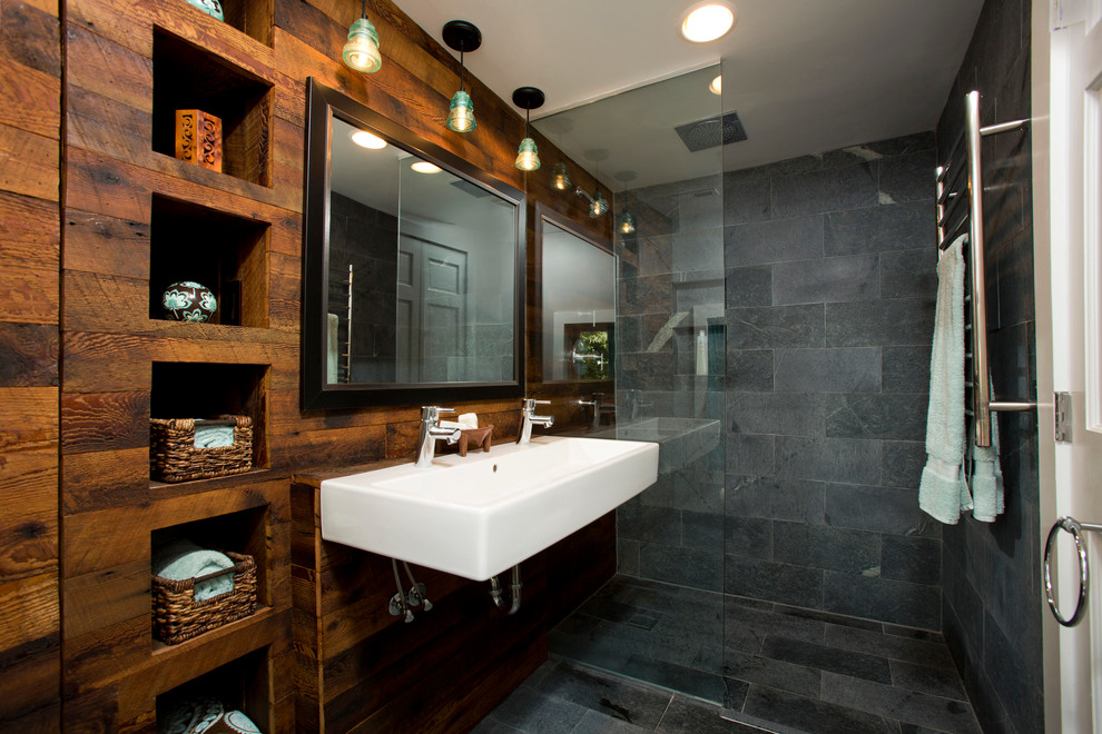 Réalisation d'une salle de bain principale design de taille moyenne avec un lavabo suspendu, une douche ouverte, WC à poser, un carrelage gris, un carrelage de pierre et un mur multicolore.