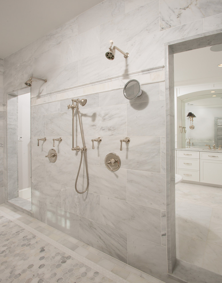 Exemple d'une très grande salle de bain principale chic avec une douche ouverte, un carrelage blanc, du carrelage en marbre, un sol en marbre, un plan de toilette en marbre, un sol blanc et aucune cabine.