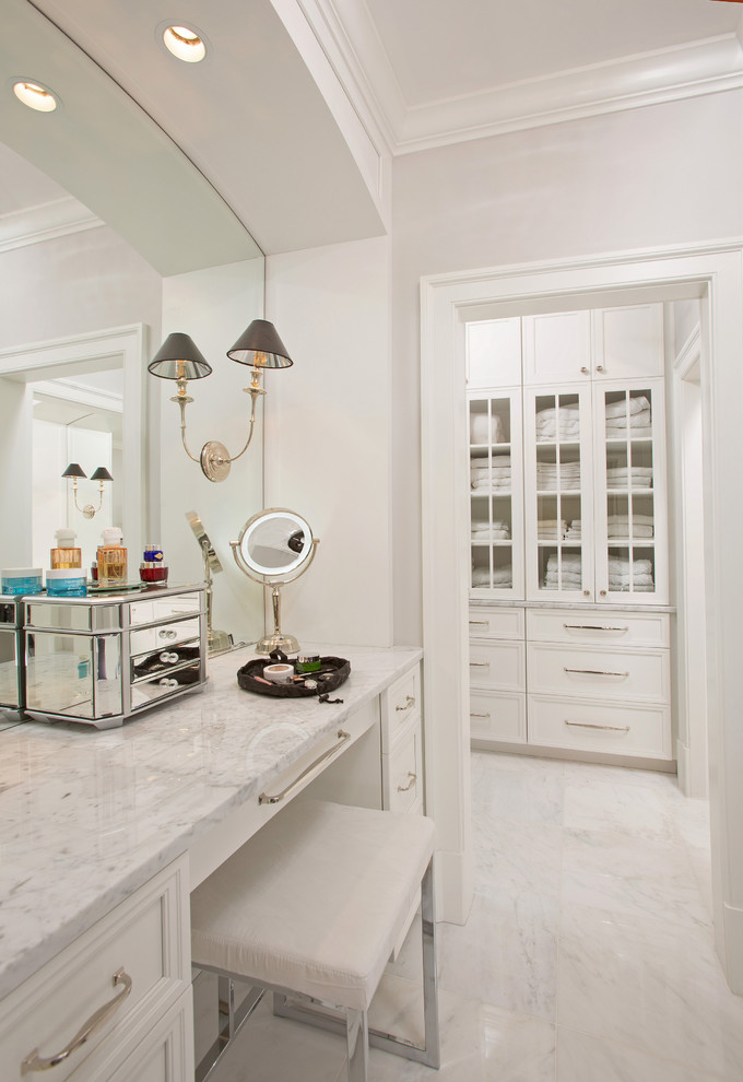 Idéer för att renovera ett mycket stort vintage en-suite badrum, med marmorgolv, marmorbänkskiva, vitt golv, luckor med infälld panel, vita skåp och vita väggar