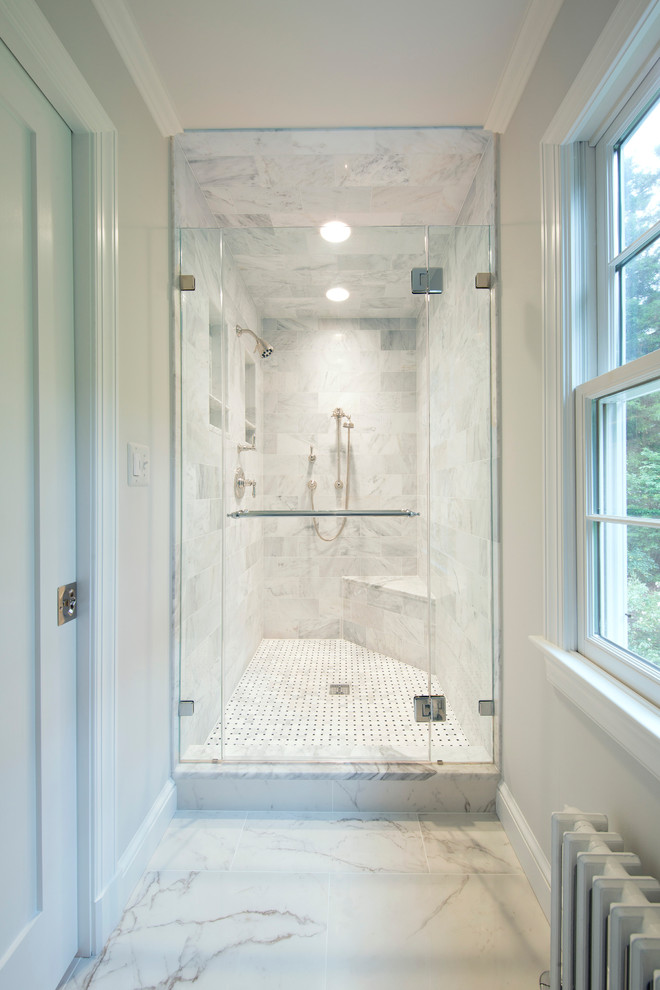 Klassisk inredning av ett mellanstort en-suite badrum, med en dusch i en alkov, en toalettstol med hel cisternkåpa, grå kakel, porslinskakel, grå väggar, klinkergolv i porslin, grått golv och dusch med gångjärnsdörr