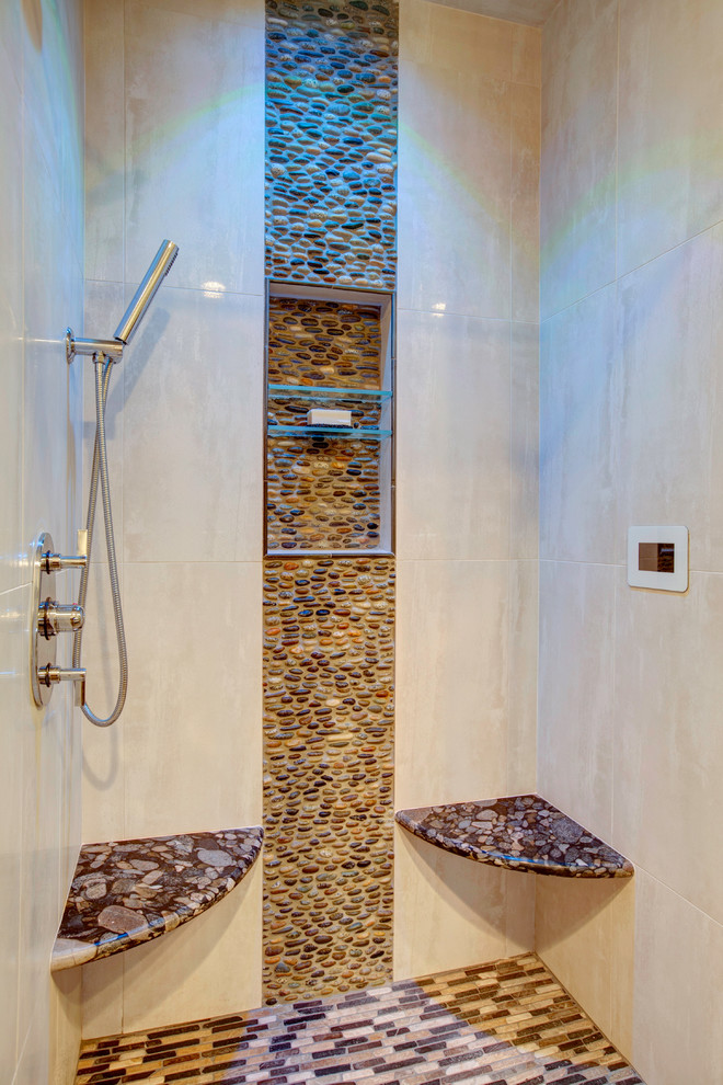Идея дизайна: большая главная ванная комната в современном стиле с душем в нише, раздельным унитазом, разноцветной плиткой, галечной плиткой и серыми стенами