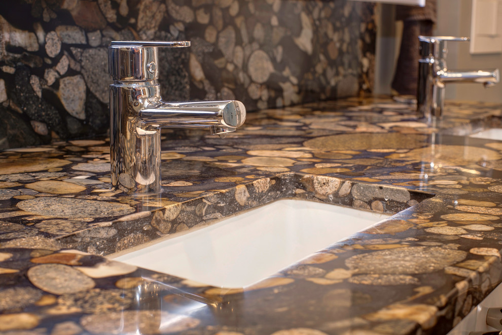 Immagine di una grande stanza da bagno padronale design con lavabo sottopiano, piastrelle beige, piastrelle in ceramica e pareti grigie