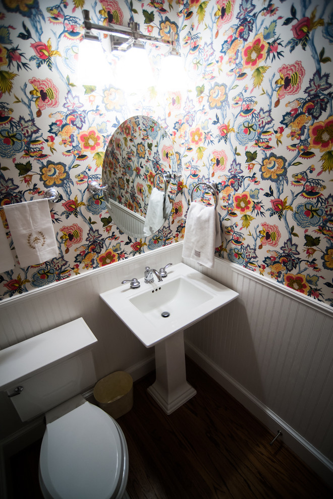 Esempio di un bagno di servizio country con lavabo a colonna, WC monopezzo, pareti multicolore e pavimento in legno massello medio