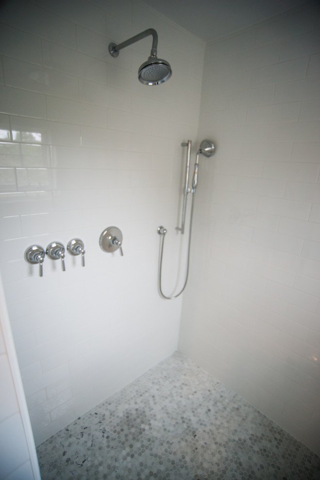 Идея дизайна: главная ванная комната среднего размера в стиле кантри с угловым душем, белой плиткой, керамогранитной плиткой и белыми стенами