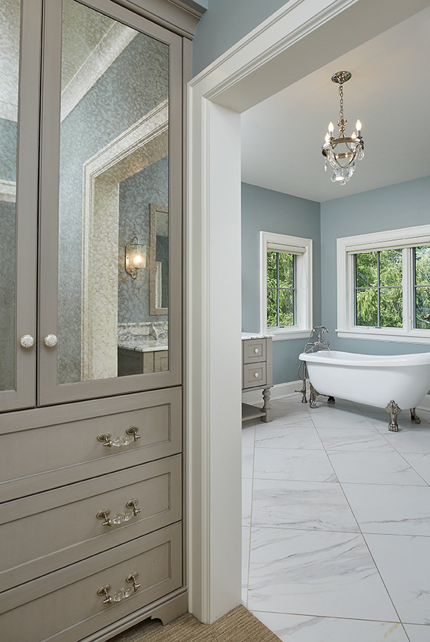 Idées déco pour une grande salle de bain principale classique avec un placard avec porte à panneau encastré, une baignoire sur pieds, une douche d'angle, WC séparés, un mur bleu, un sol en marbre, un lavabo encastré, un plan de toilette en granite, un sol blanc et une cabine de douche à porte battante.