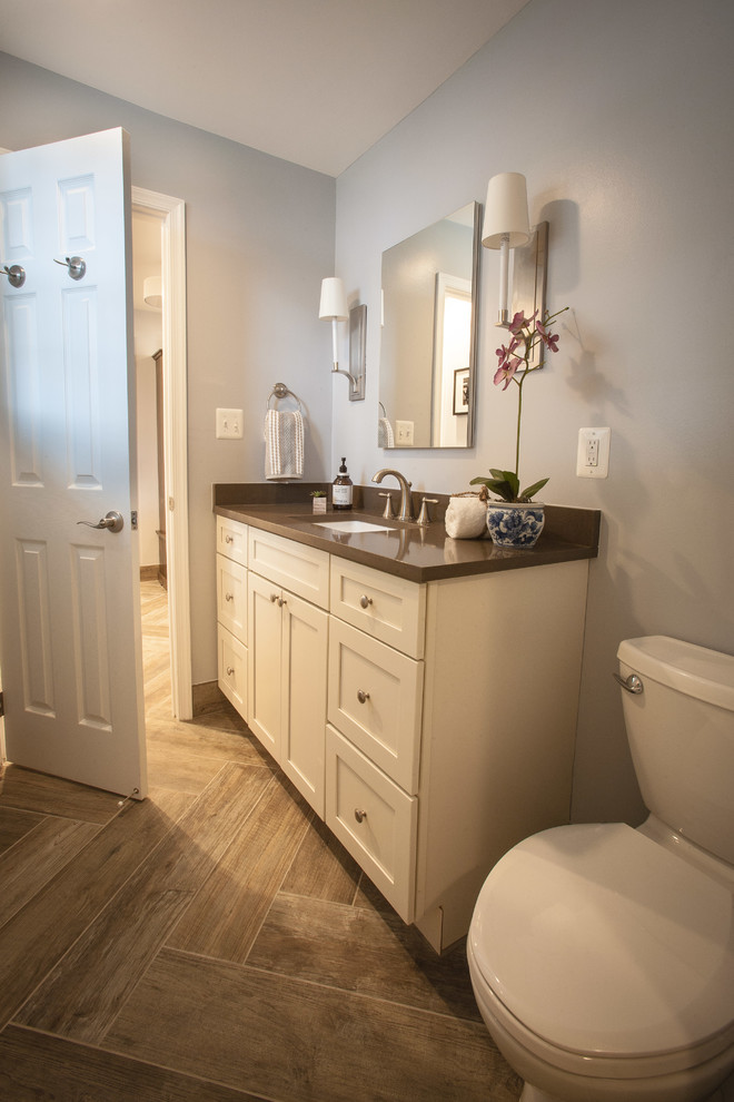 Inspiration för små rustika brunt en-suite badrum, med skåp i shakerstil, vita skåp, en dusch i en alkov, en toalettstol med separat cisternkåpa, grå väggar, klinkergolv i porslin, bänkskiva i kvarts, brunt golv och dusch med skjutdörr