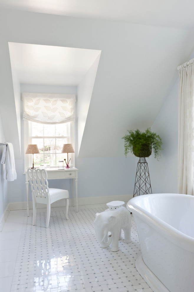 Modelo de cuarto de baño clásico con bañera exenta, baldosas y/o azulejos blancos, baldosas y/o azulejos en mosaico, paredes azules, suelo con mosaicos de baldosas y suelo blanco