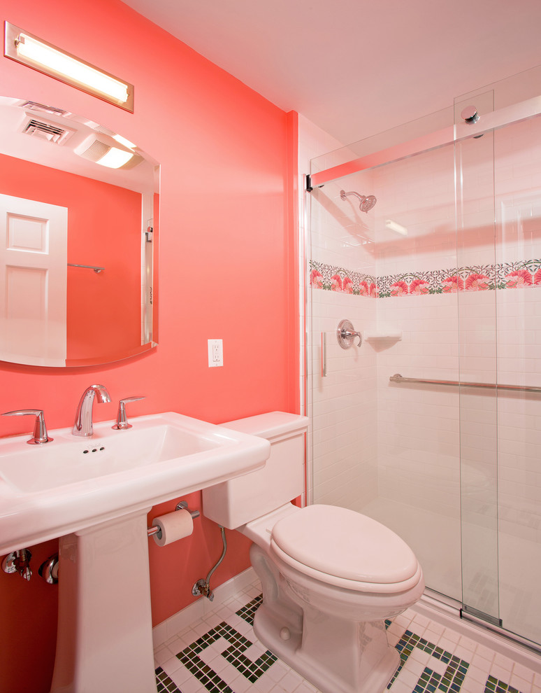 Aménagement d'une petite salle de bain classique avec WC séparés, un carrelage blanc, des carreaux de céramique, un mur rose, un sol en carrelage de terre cuite, un lavabo de ferme, un sol blanc et une cabine de douche avec un rideau.