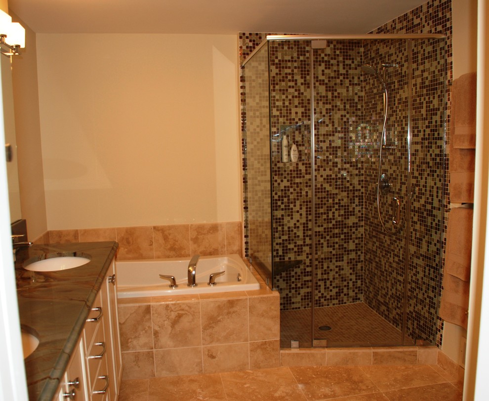 ワシントンD.C.にある高級な中くらいなトランジショナルスタイルのおしゃれなマスターバスルーム (シェーカースタイル扉のキャビネット、白いキャビネット、白い壁、アンダーカウンター洗面器、ドロップイン型浴槽、コーナー設置型シャワー、分離型トイレ、茶色いタイル、緑のタイル、マルチカラーのタイル、モザイクタイル、トラバーチンの床、ソープストーンの洗面台) の写真