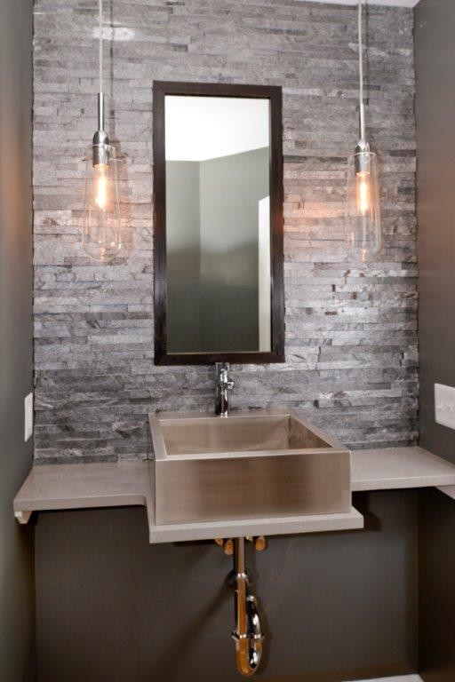 Пример оригинального дизайна: большая главная ванная комната в современном стиле с темными деревянными фасадами, отдельно стоящей ванной, коричневой плиткой, бежевыми стенами и полом из керамической плитки