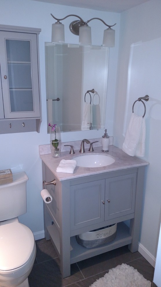 Inredning av ett klassiskt litet en-suite badrum, med grå skåp, grå kakel, keramikplattor, blå väggar, klinkergolv i keramik och marmorbänkskiva