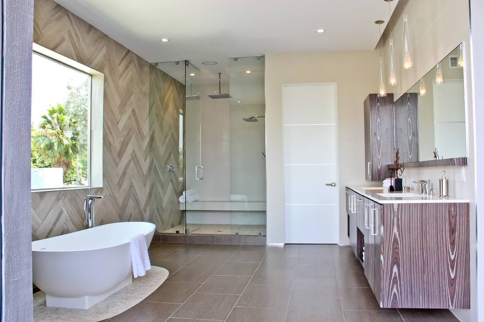 Ejemplo de cuarto de baño rectangular actual con armarios con paneles lisos, bañera exenta, ducha empotrada y baldosas y/o azulejos beige