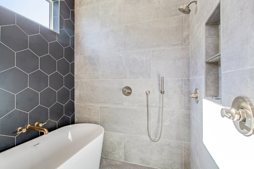 Inspiration pour une salle de bain principale minimaliste de taille moyenne avec une baignoire indépendante, un espace douche bain, un carrelage gris, un mur noir, un sol en carrelage de céramique, un sol multicolore et une cabine de douche à porte battante.