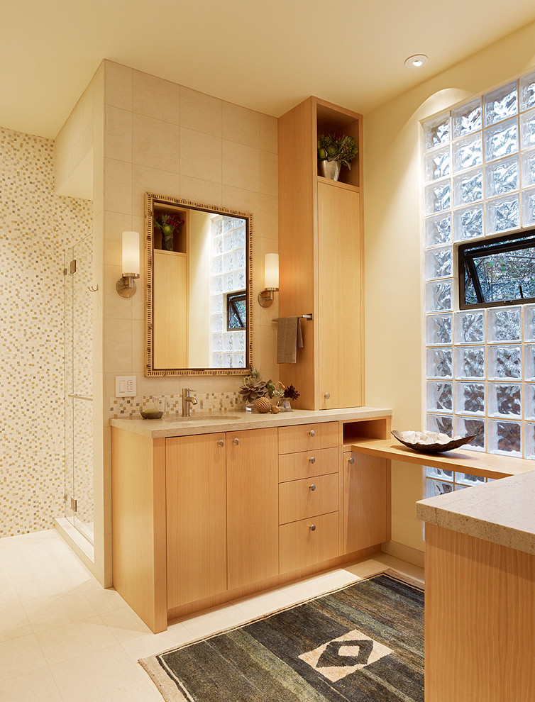 Modern inredning av ett badrum, med granitbänkskiva och mosaik