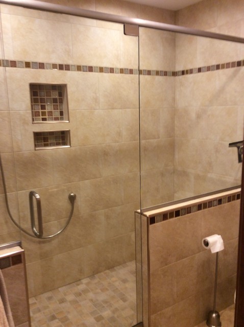 Idéer för att renovera ett mellanstort amerikanskt badrum, med en dusch i en alkov, porslinskakel, beige väggar, skåp i shakerstil, skåp i mellenmörkt trä, beige kakel, granitbänkskiva, en toalettstol med hel cisternkåpa och ett undermonterad handfat