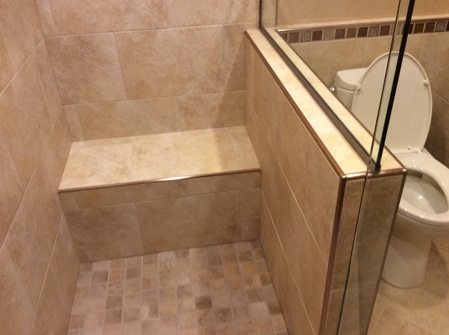 Idée de décoration pour une douche en alcôve sud-ouest américain en bois brun avec un placard à porte shaker, WC à poser, un carrelage beige, des carreaux de porcelaine, un mur beige, un lavabo encastré et un plan de toilette en granite.