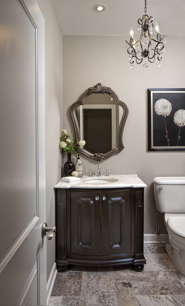 Ejemplo de cuarto de baño tradicional renovado pequeño con armarios con paneles con relieve, puertas de armario negras, baldosas y/o azulejos grises, paredes grises, suelo de travertino y encimera de mármol