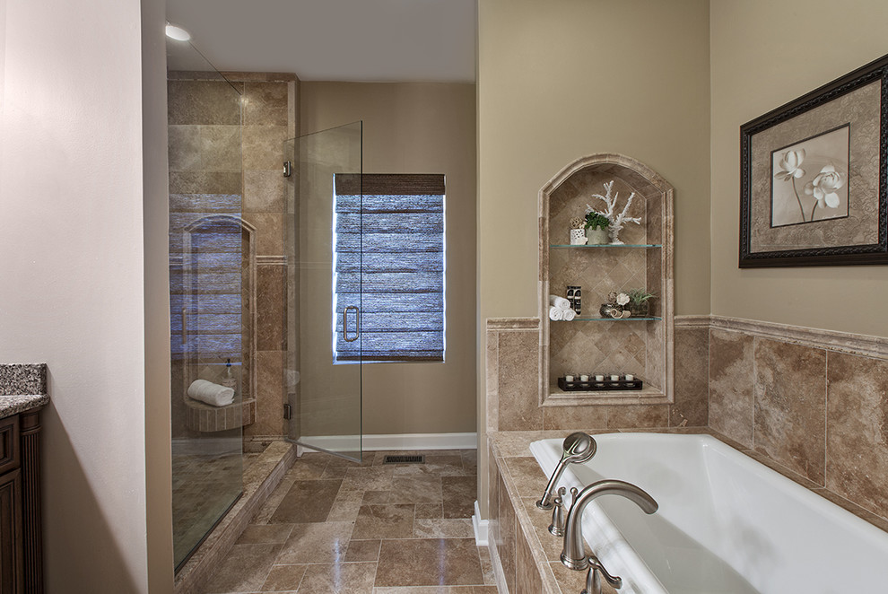 Idées déco pour une douche en alcôve principale classique en bois foncé avec une baignoire posée, un carrelage multicolore et un mur beige.