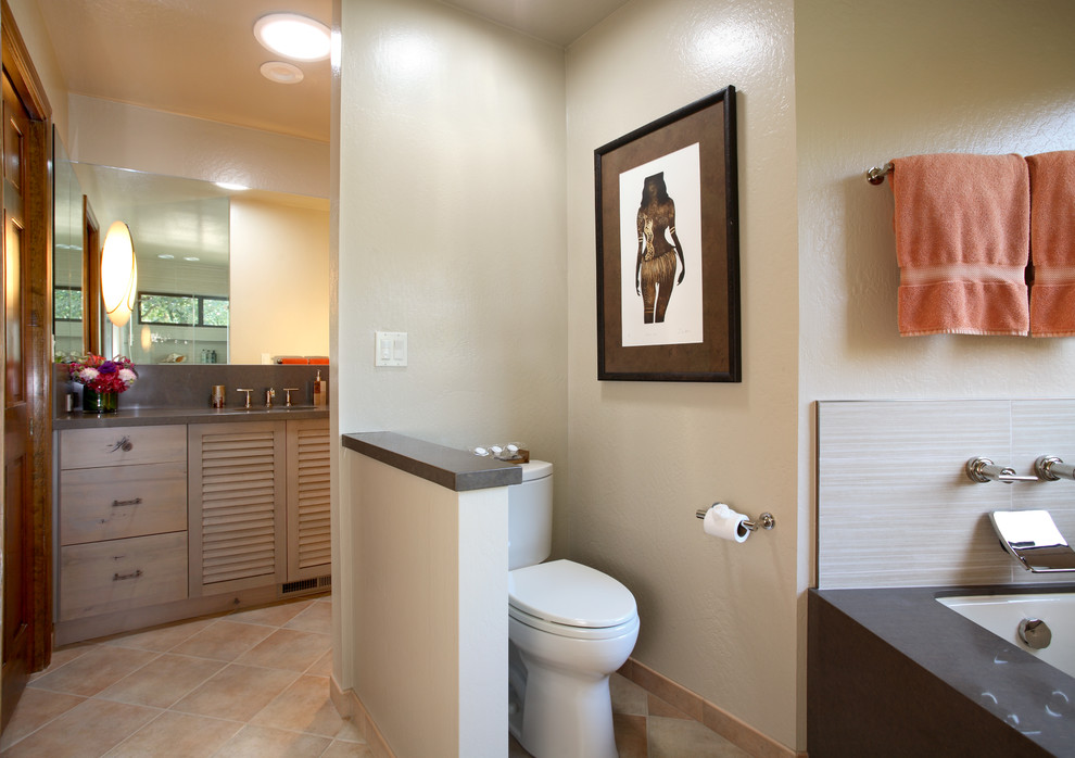 Imagen de cuarto de baño principal, contemporáneo, de tamaño medio, con armarios con paneles lisos, puertas de armario con efecto envejecido, bañera encastrada, ducha esquinera, sanitario de una pieza, baldosas y/o azulejos de cerámica, paredes beige, suelo de baldosas de cerámica y lavabo bajoencimera