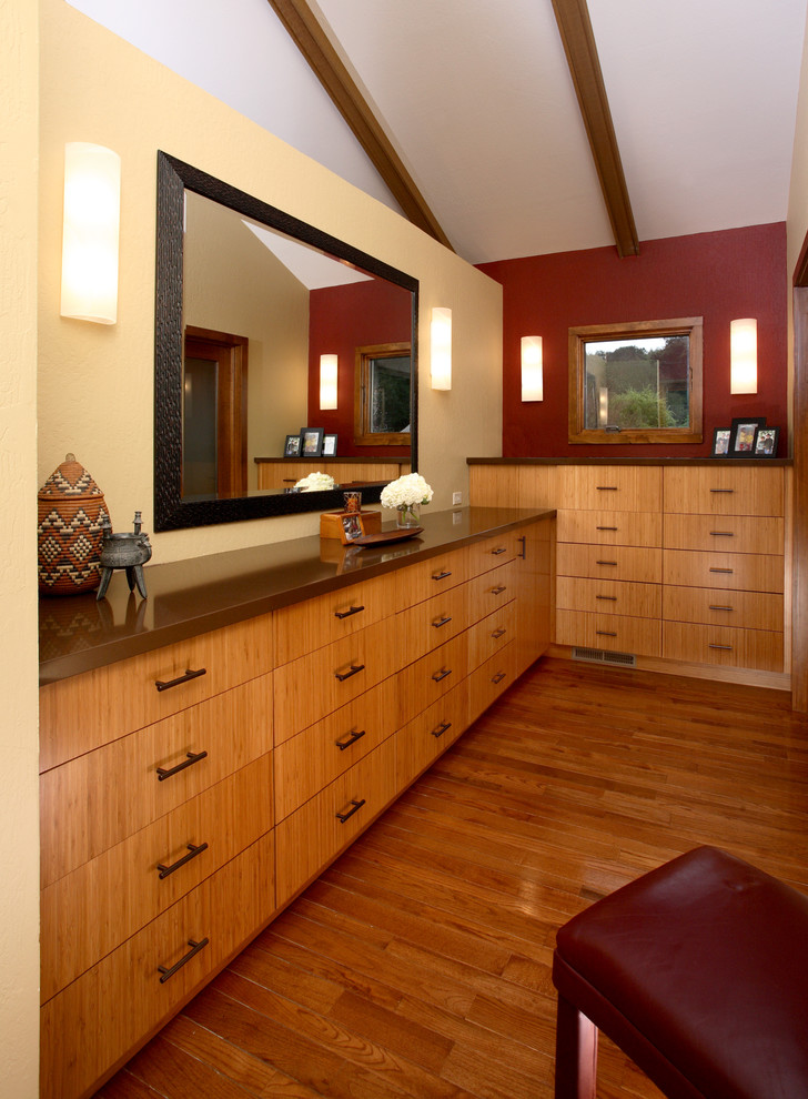 Modern inredning av ett stort en-suite badrum, med släta luckor, en hörndusch, stenkakel, röda väggar och mellanmörkt trägolv