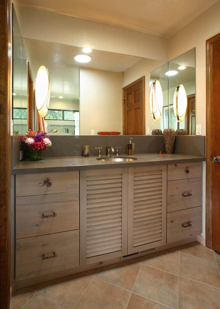 Aménagement d'une salle de bain principale contemporaine en bois vieilli de taille moyenne avec un placard à porte plane, des carreaux de céramique, un mur beige, un sol en carrelage de céramique et un lavabo encastré.
