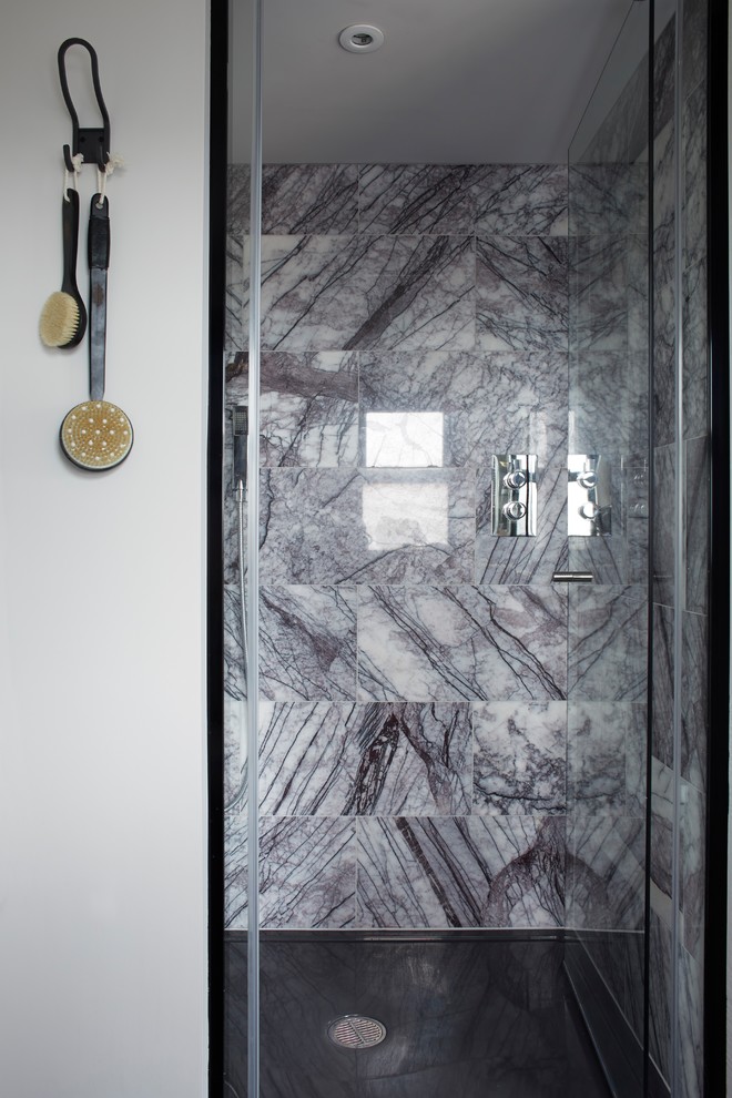 Свежая идея для дизайна: главная ванная комната в стиле модернизм с черно-белой плиткой, мраморной плиткой, белыми стенами, полом из цементной плитки и серым полом - отличное фото интерьера