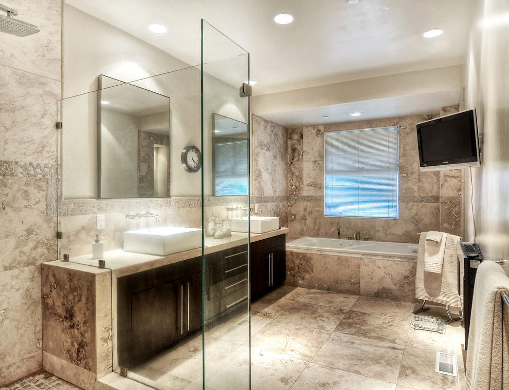 Idéer för att renovera ett mellanstort funkis badrum med dusch, med släta luckor, skåp i mörkt trä, ett platsbyggt badkar, en hörndusch, beige kakel, vita väggar, travertin golv, ett fristående handfat, bänkskiva i kalksten, travertinkakel och beiget golv