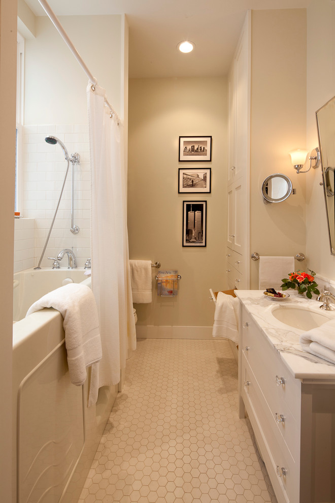 Foto di una stanza da bagno classica con ante bianche, vasca ad alcova, vasca/doccia e pareti beige
