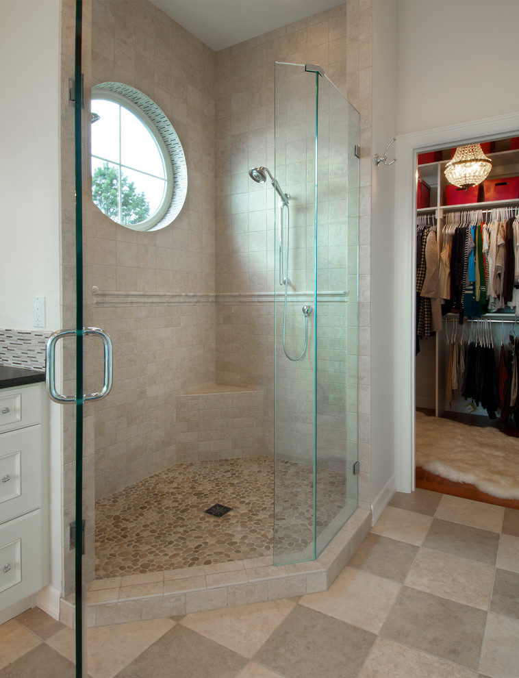 Cette photo montre une salle de bain avec un plan de toilette en surface solide, un mur blanc, des portes de placard blanches, une douche d'angle et un sol en carrelage de céramique.