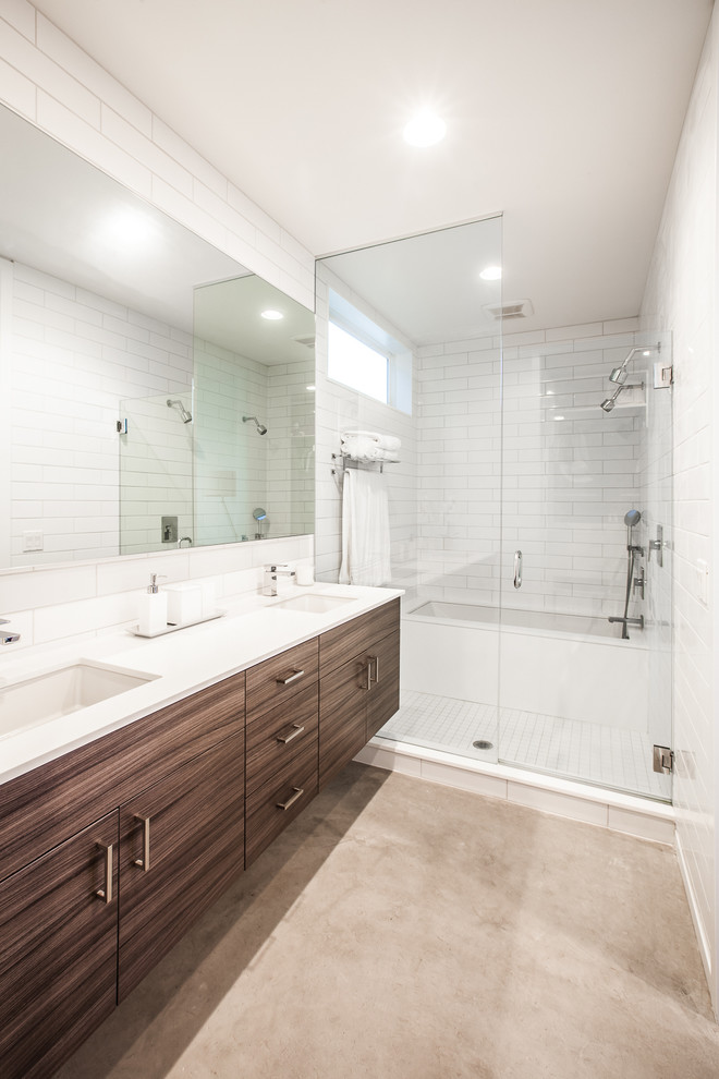 Идея дизайна: ванная комната в современном стиле с врезной раковиной, плоскими фасадами, темными деревянными фасадами, душем над ванной, белой плиткой и плиткой кабанчик
