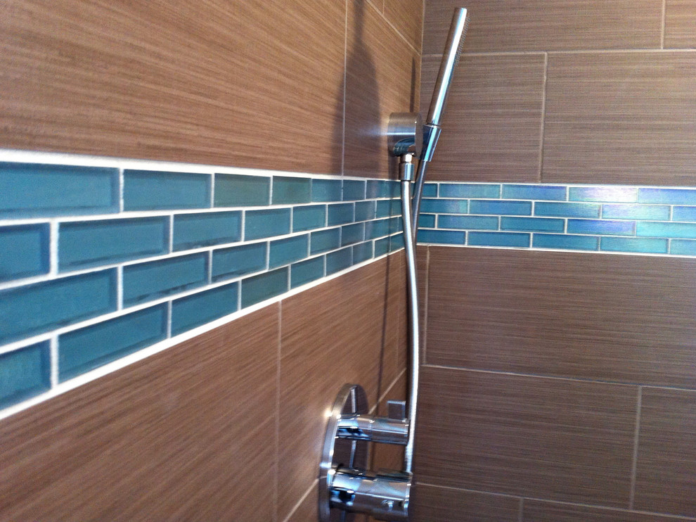 Ispirazione per una piccola stanza da bagno design con doccia alcova, piastrelle blu, piastrelle di vetro e pareti marroni