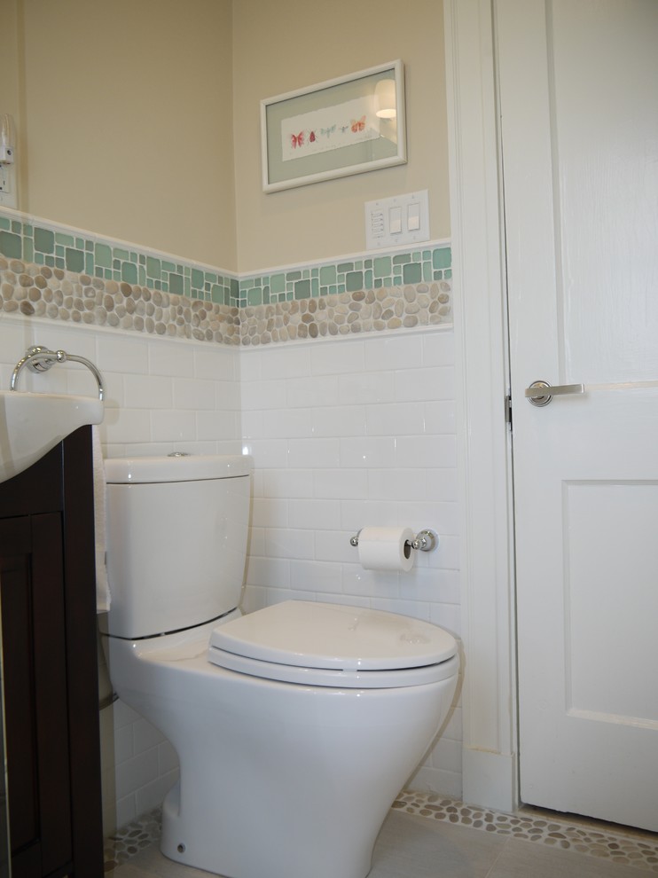 Idée de décoration pour une petite salle de bain bohème en bois foncé avec une vasque, une baignoire en alcôve, un combiné douche/baignoire, WC séparés, un mur beige, un sol en carrelage de porcelaine et un carrelage blanc.