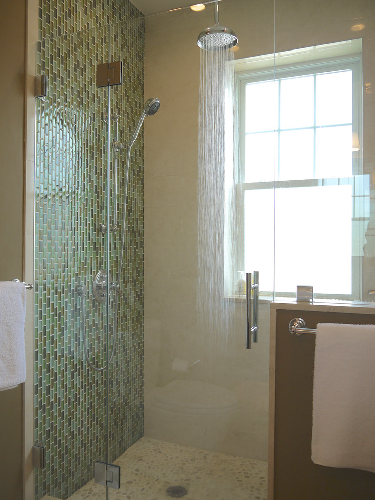 Esempio di una piccola stanza da bagno padronale classica con ante lisce, ante in legno bruno, top in marmo, doccia alcova, WC a due pezzi e piastrelle verdi