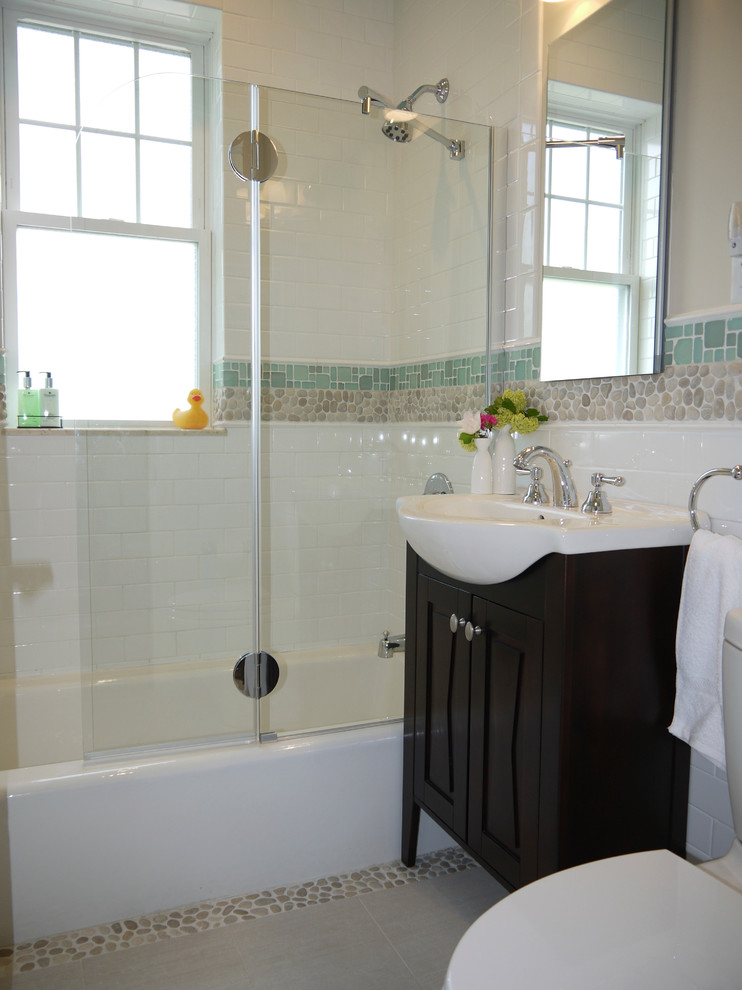 Cette image montre une petite salle de bain bohème en bois foncé avec une vasque, un placard avec porte à panneau surélevé, un combiné douche/baignoire, WC séparés, un carrelage blanc, des carreaux de porcelaine, un mur beige, un sol en carrelage de porcelaine et une baignoire en alcôve.