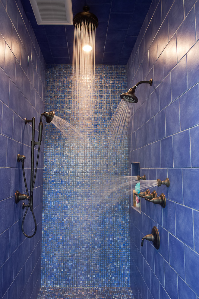 Источник вдохновения для домашнего уюта: ванная комната в современном стиле с плиткой мозаикой и гигиеническим душем
