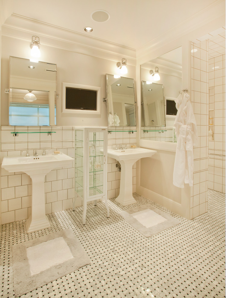 Cette image montre une salle de bain traditionnelle avec un lavabo de ferme.