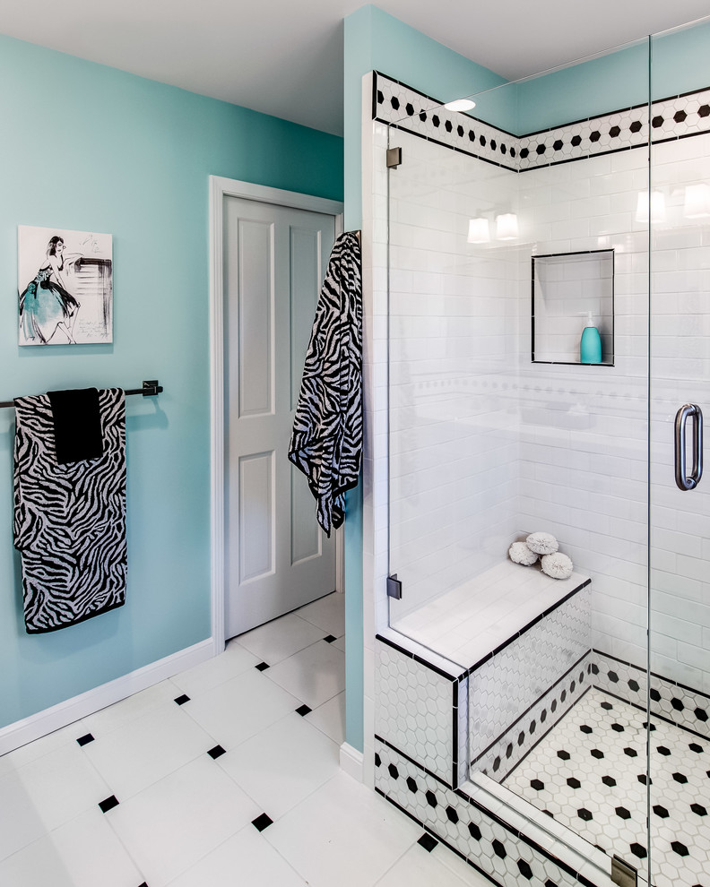 Exempel på ett klassiskt badrum, med en dusch i en alkov och vit kakel