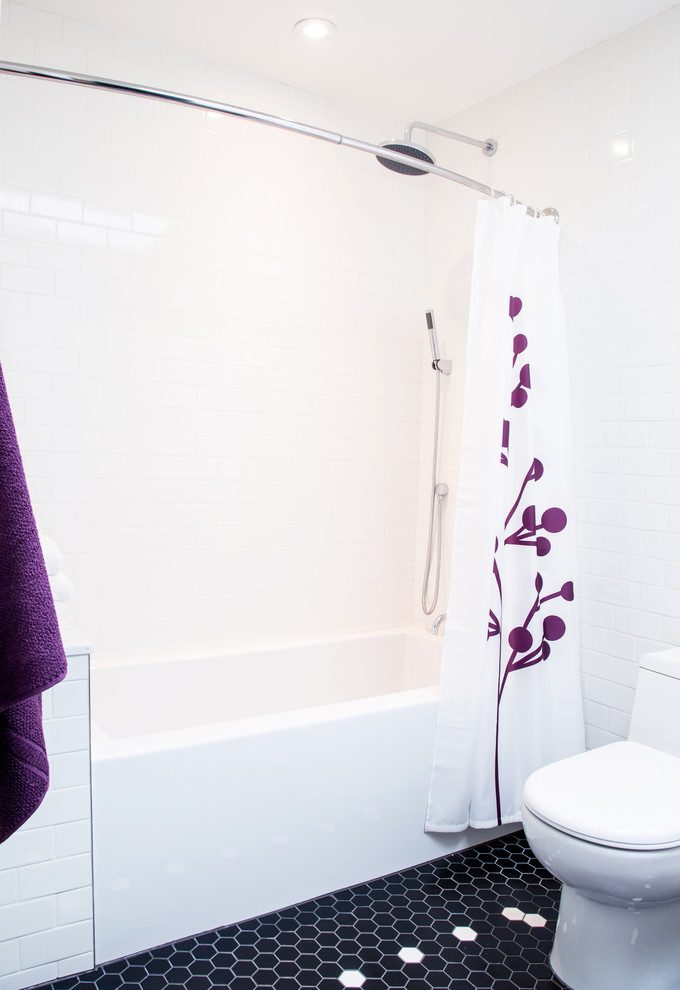 Свежая идея для дизайна: ванная комната среднего размера в современном стиле с плоскими фасадами, белыми фасадами, душем над ванной, унитазом-моноблоком, белой плиткой, плиткой кабанчик, белыми стенами, полом из керамогранита, монолитной раковиной, столешницей из искусственного камня, черным полом и шторкой для ванной - отличное фото интерьера