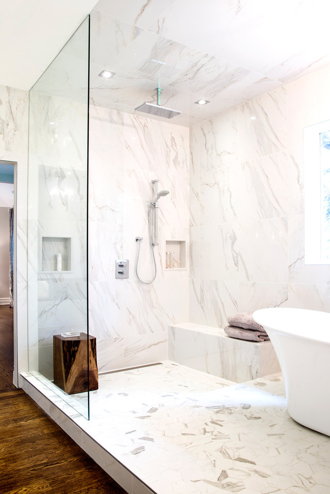 Modern inredning av ett mellanstort en-suite badrum, med släta luckor, vita skåp, ett fristående badkar, en öppen dusch, grå kakel, vit kakel, stenkakel, mörkt trägolv, ett undermonterad handfat, bänkskiva i akrylsten, med dusch som är öppen och brunt golv