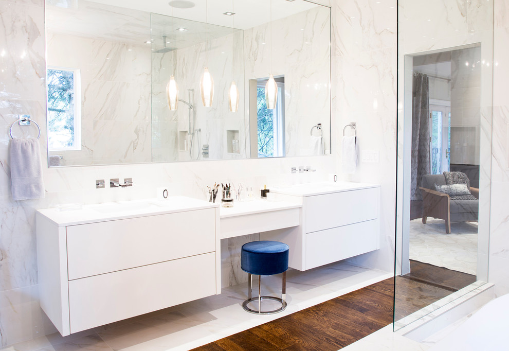 Idéer för mellanstora funkis vitt en-suite badrum, med släta luckor, vita skåp, ett fristående badkar, en öppen dusch, grå kakel, vit kakel, stenkakel, mörkt trägolv, ett undermonterad handfat, bänkskiva i akrylsten, med dusch som är öppen, grå väggar och brunt golv