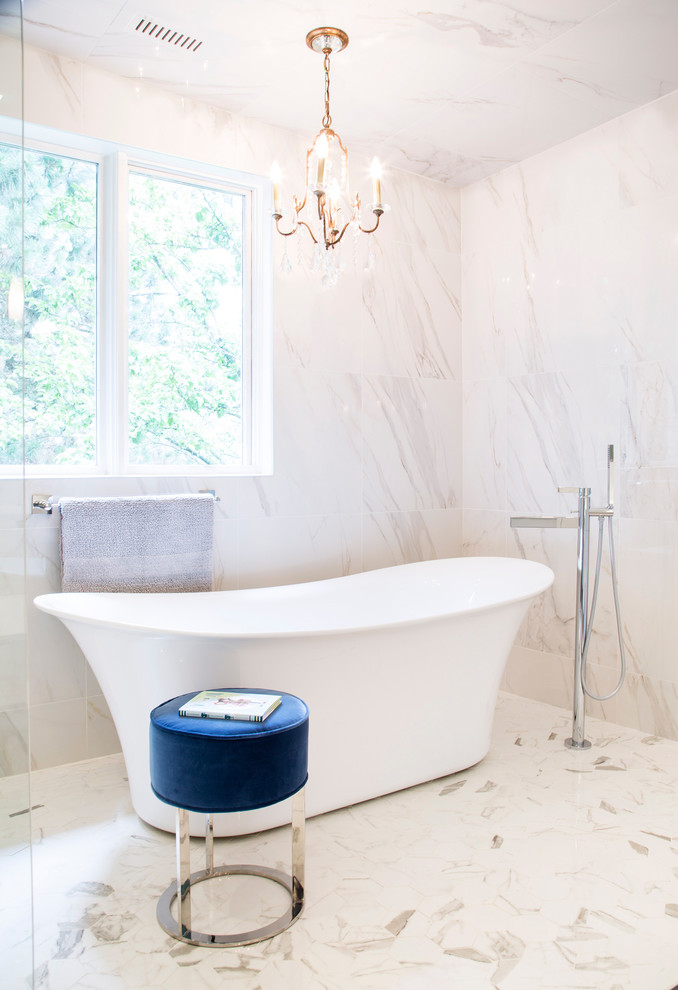 Exempel på ett mellanstort modernt en-suite badrum, med släta luckor, vita skåp, ett fristående badkar, en öppen dusch, grå kakel, vit kakel, stenkakel, mörkt trägolv, ett undermonterad handfat, bänkskiva i akrylsten och med dusch som är öppen