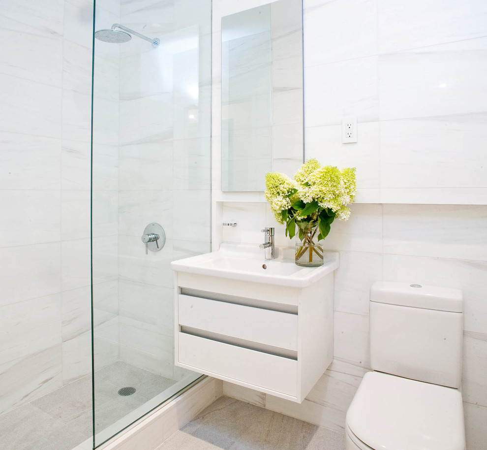 Exempel på ett litet modernt badrum med dusch, med släta luckor, vita skåp, en dusch i en alkov, en toalettstol med hel cisternkåpa, vit kakel, porslinskakel, beige väggar, ett integrerad handfat, bänkskiva i kvartsit, vitt golv och med dusch som är öppen