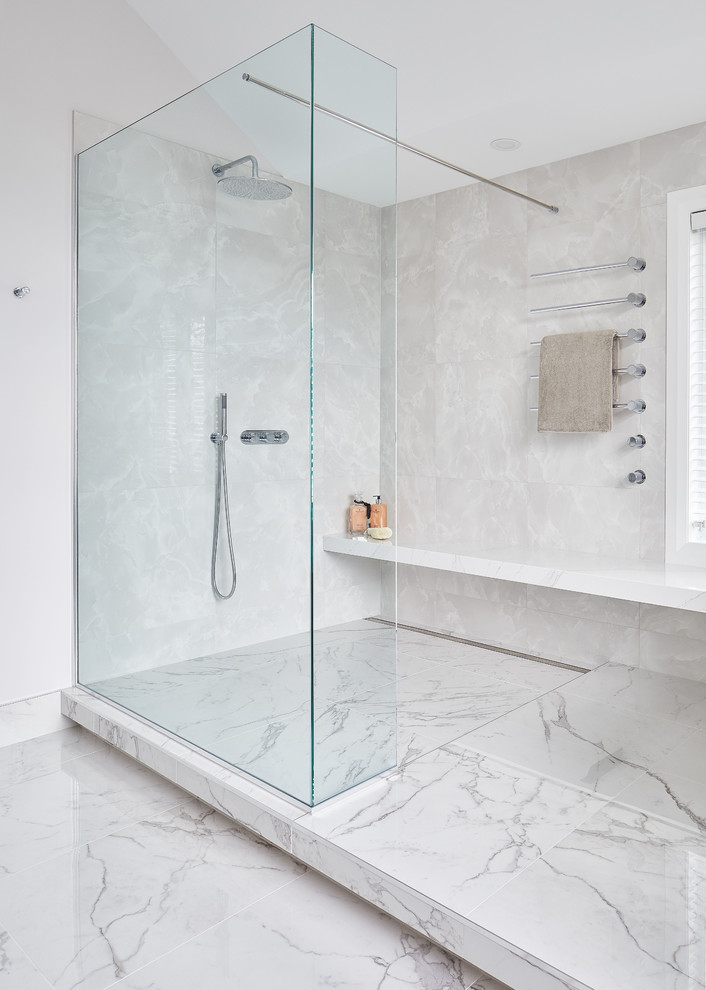 Klassisk inredning av ett stort en-suite badrum, med släta luckor, grå skåp, ett fristående badkar, en öppen dusch, en vägghängd toalettstol, vit kakel, porslinskakel, vita väggar, klinkergolv i porslin, ett undermonterad handfat, bänkskiva i kvartsit, vitt golv och med dusch som är öppen