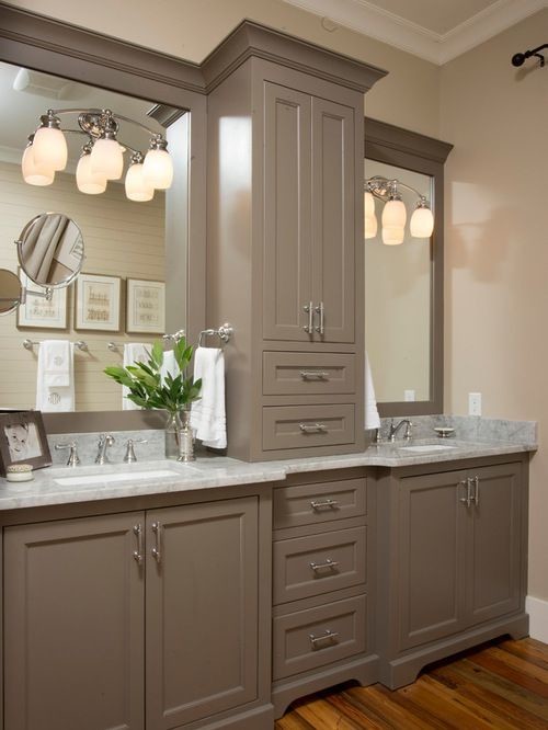 Foto di una stanza da bagno padronale con ante in stile shaker, ante grigie, pavimento in legno massello medio e lavabo sottopiano